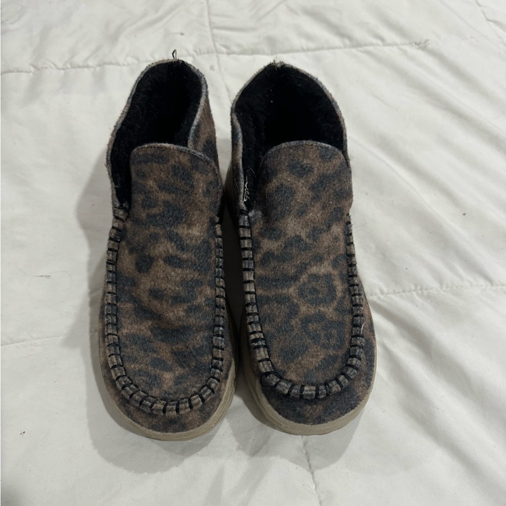 Size 7 hey dudes with cheetah print, barely worn